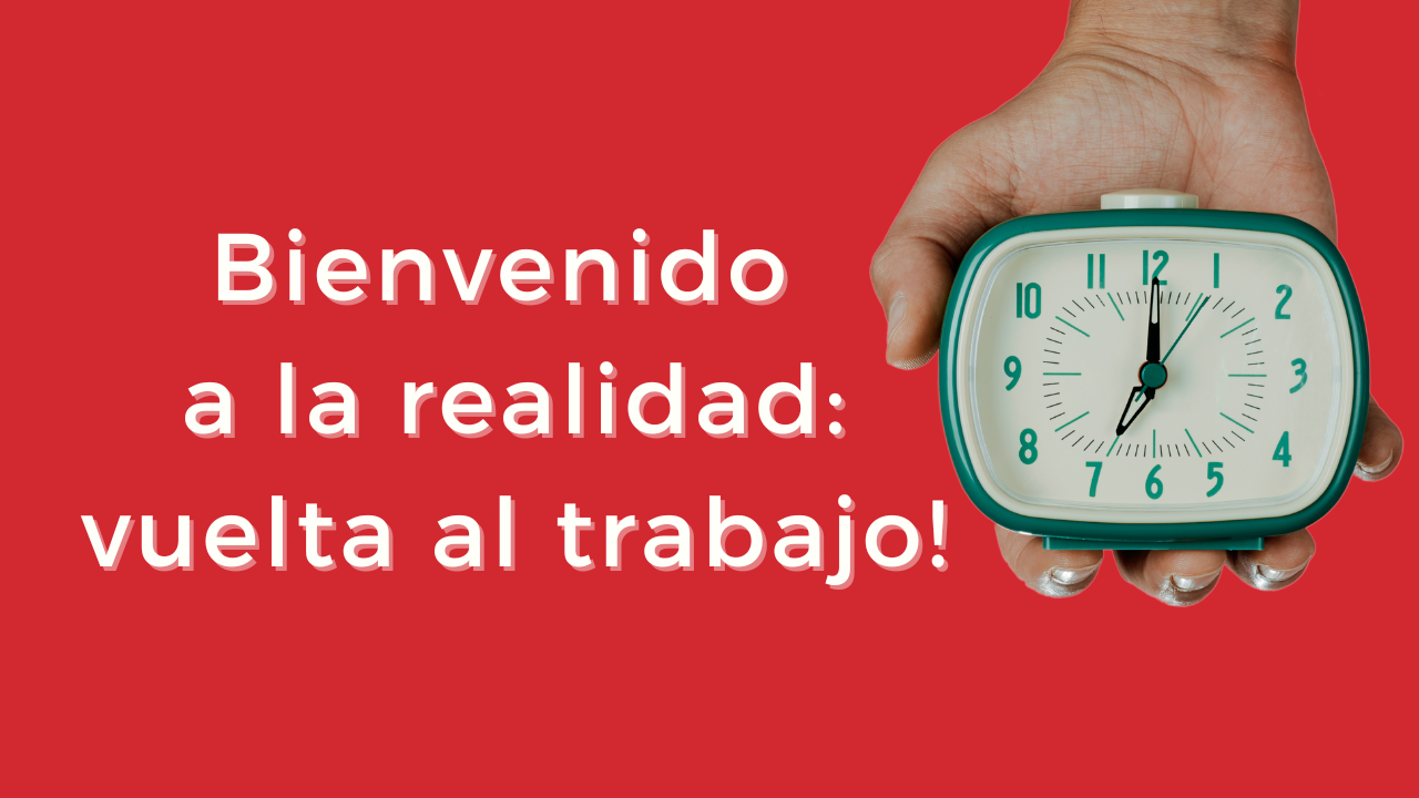 Reloj despertador en mano con texto 'Bienvenido a la realidad: vuelta al trabajo' sobre fondo rojo