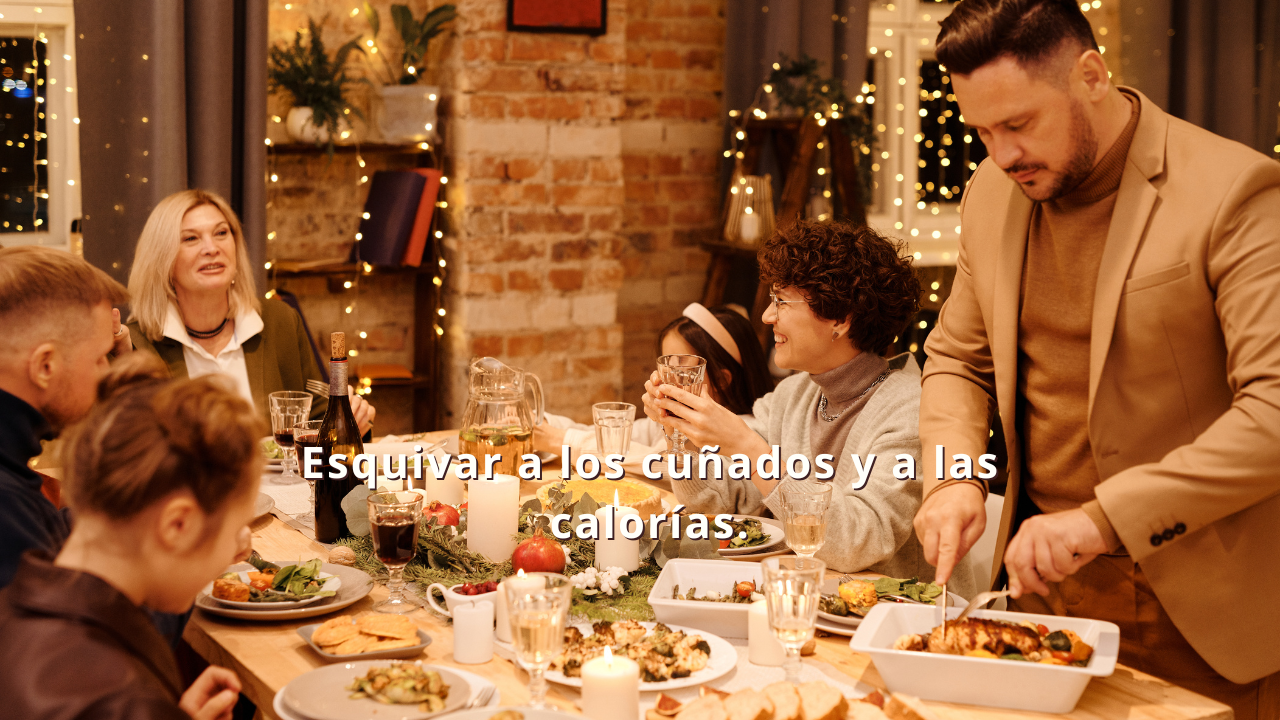 Una familia reunida alrededor de una mesa decorada para una cena festiva, con comida y bebidas, acompañada del texto "Esquivar a los cuñados y a las calorías".
